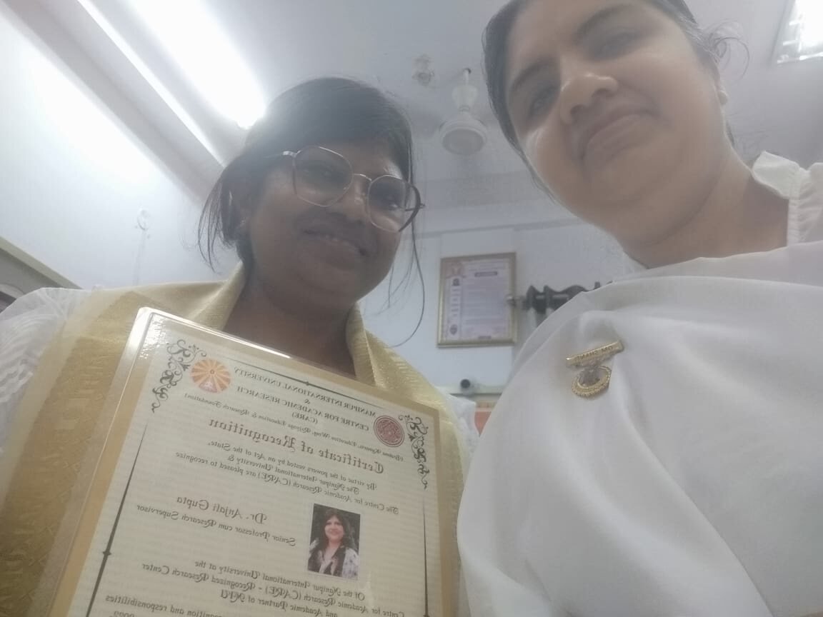 Dr Anjali Gupta receiving recognition